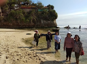 Rekreasi di pantai Indrayanti
